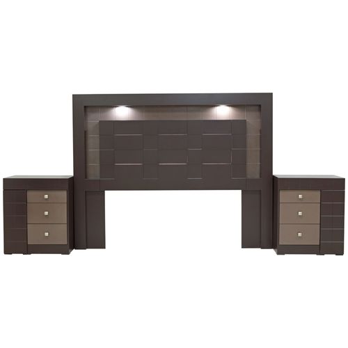 Cabecera con mesas de tres gavetas y una puerta queen / Estela