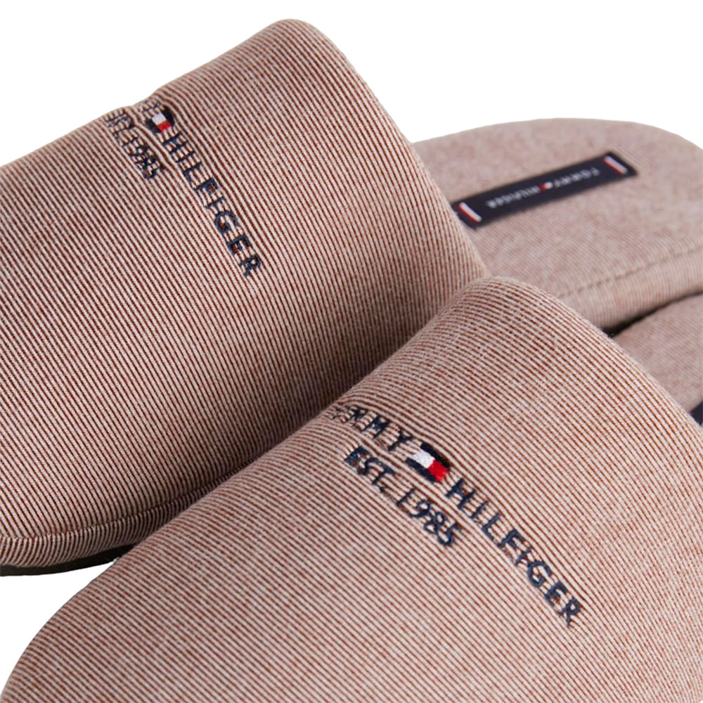 Pantufla comfy Tommy Hilfiger color café para hombre - Siman Guatemala