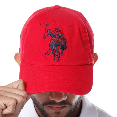 Gorra color roja y logo bordado en navy
