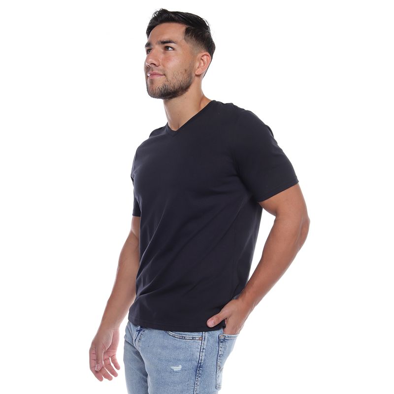 Camiseta negra cuello v hombre sale