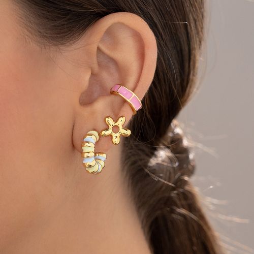 Set de aretes flores y argolla color dorado Avemaria