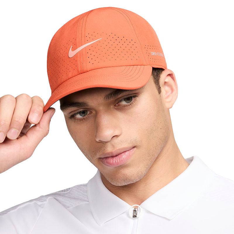 Gorra deportiva Nike Dri FIT ADV Club anaranjada Siman El Salvador