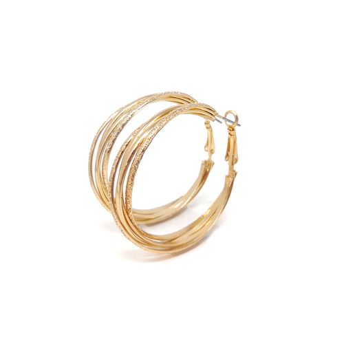 Aretes largos color dorado para mujer