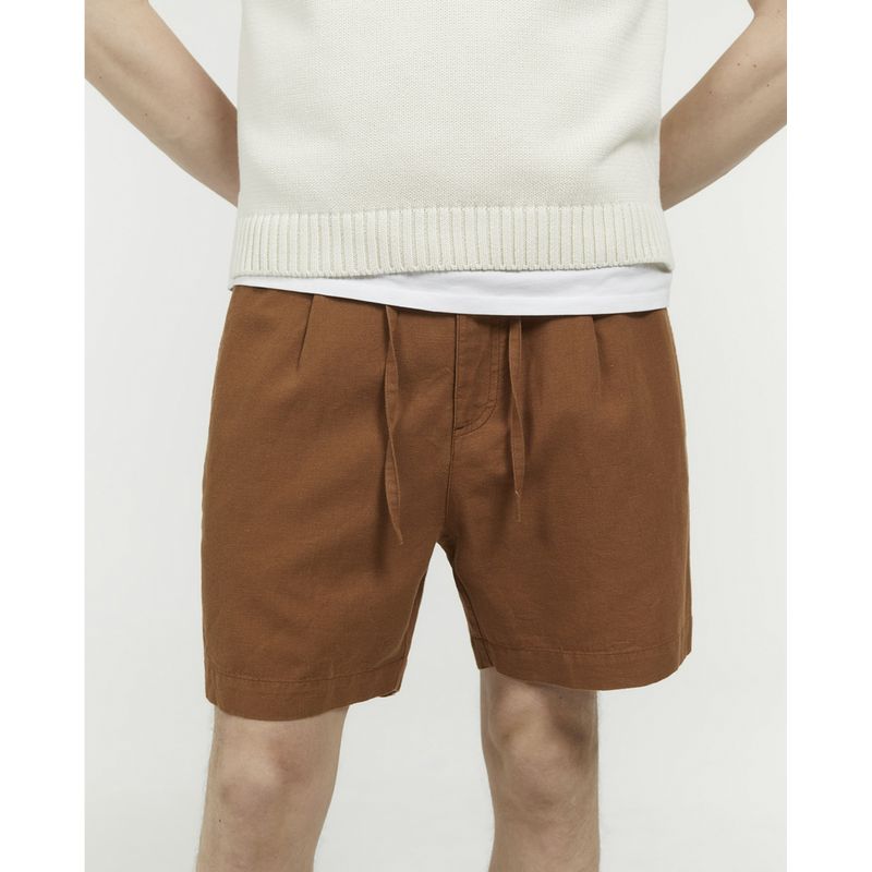 Short casual Sfera cafe solido para hombre