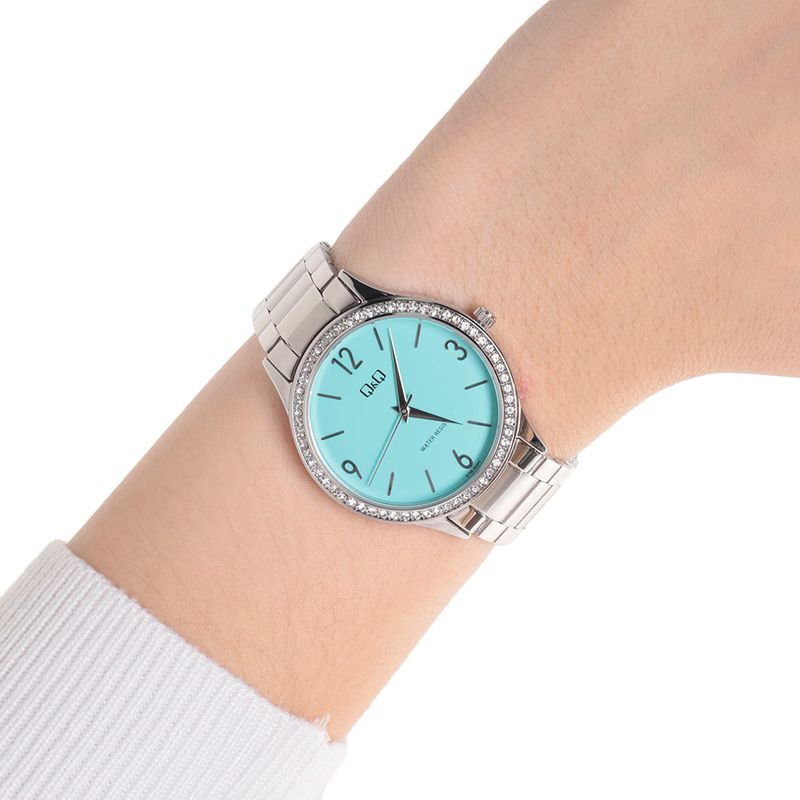 Reloj Q Q analogo de metal plateado para mujer