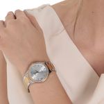 104631598-Reloj-Q-Q-analogo-de-metal-bicolor-para-mujer