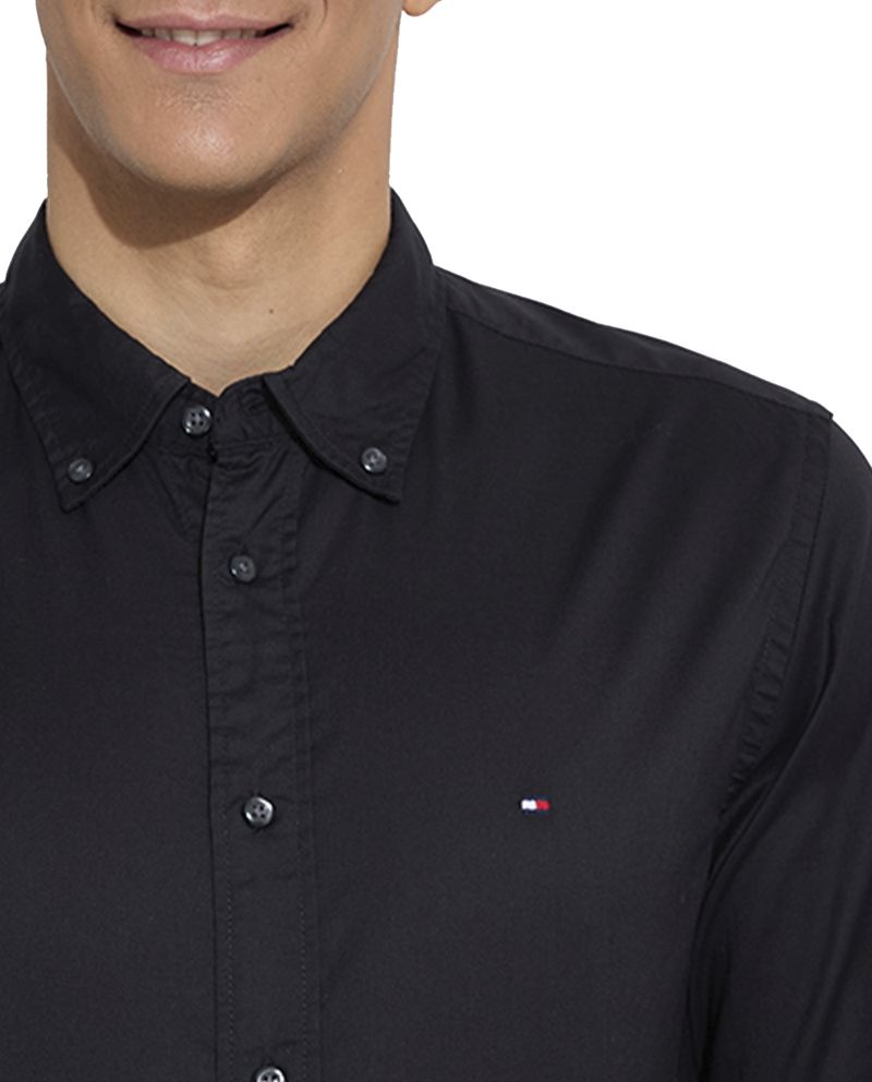 104656257-Camisa-casual-regular-fit-Tommy-Hilfiger-negra-solida-para-hombre
