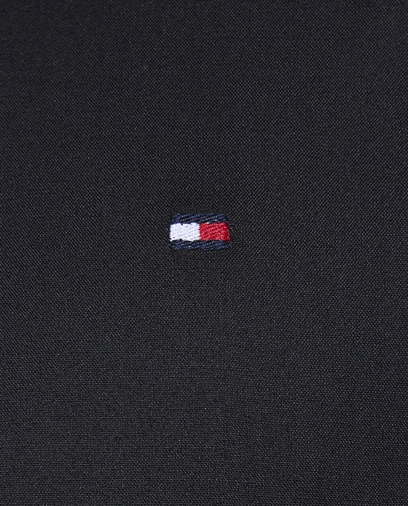104656257-Camisa-casual-regular-fit-Tommy-Hilfiger-negra-solida-para-hombre