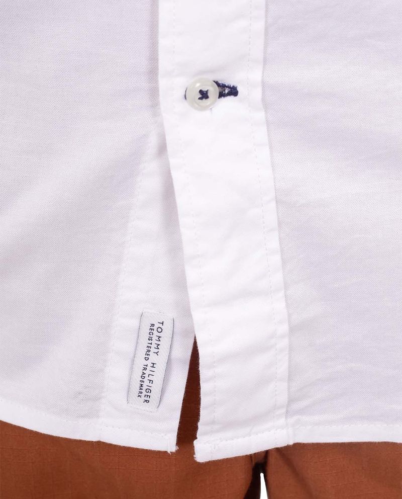 104656285-Camisa-casual-regular-fit-Tommy-Hilfiger-blanca-solida-para-hombre