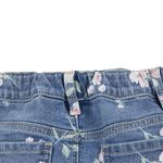 104665467-Falda-denim-azul-con-estampado-floral-para-niña
