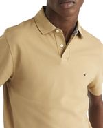 104656374-Camisa-polo-basica-Tommy-Hilfiger-khaki-para-hombre
