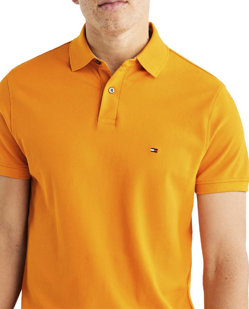 104656379-Camisa-polo-basica-Tommy-Hilfiger-amarillo-ocre-para-hombre