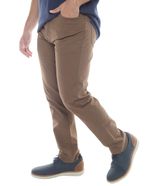 104601551-Pantalon-Izod-slim-fit-cafe-solido-para-hombre