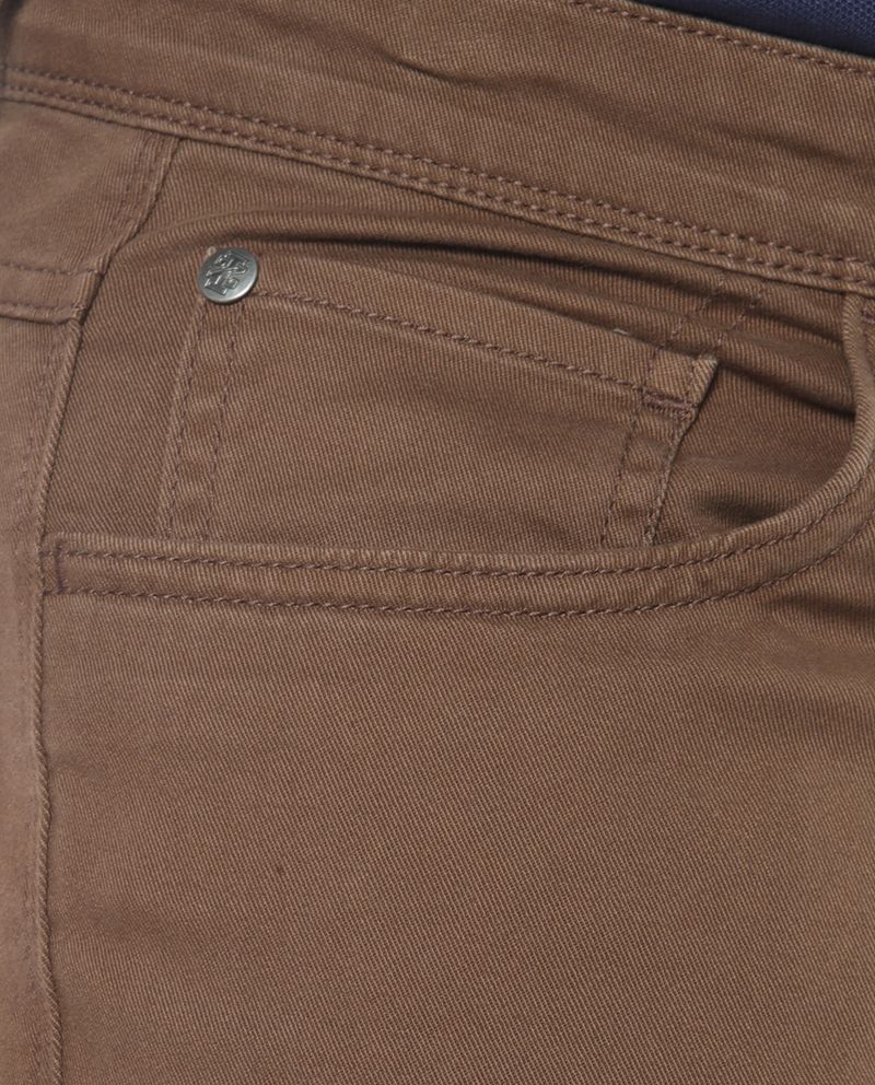 104601551-Pantalon-Izod-slim-fit-cafe-solido-para-hombre