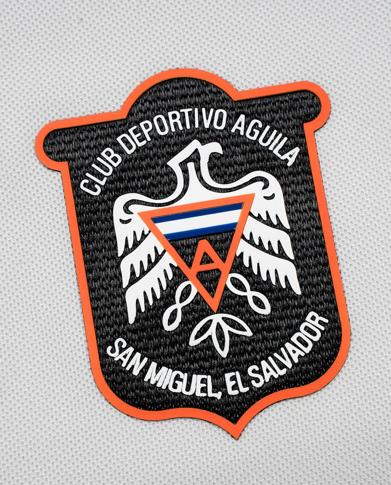 104614647-Camiseta-deportiva-blanca-Umbro-Aguila-2024-25
