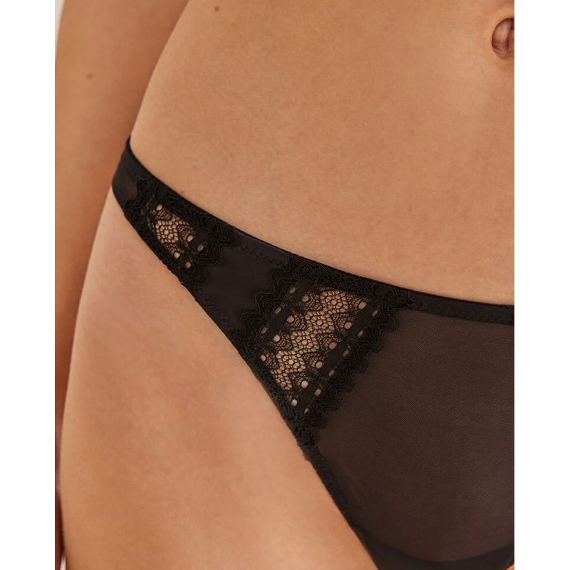 Mujer negra en tanga sale