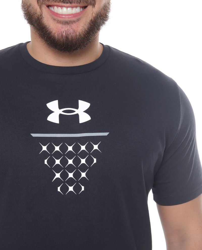 104631087-Camiseta-deportiva-Under-Armour-negra-estampada-para-hombre