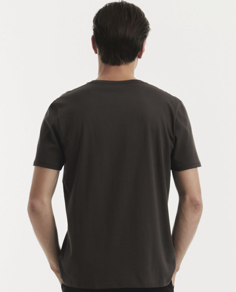 104655582-Camiseta-basica-Sfera-regular-fit-cafe-para-hombre