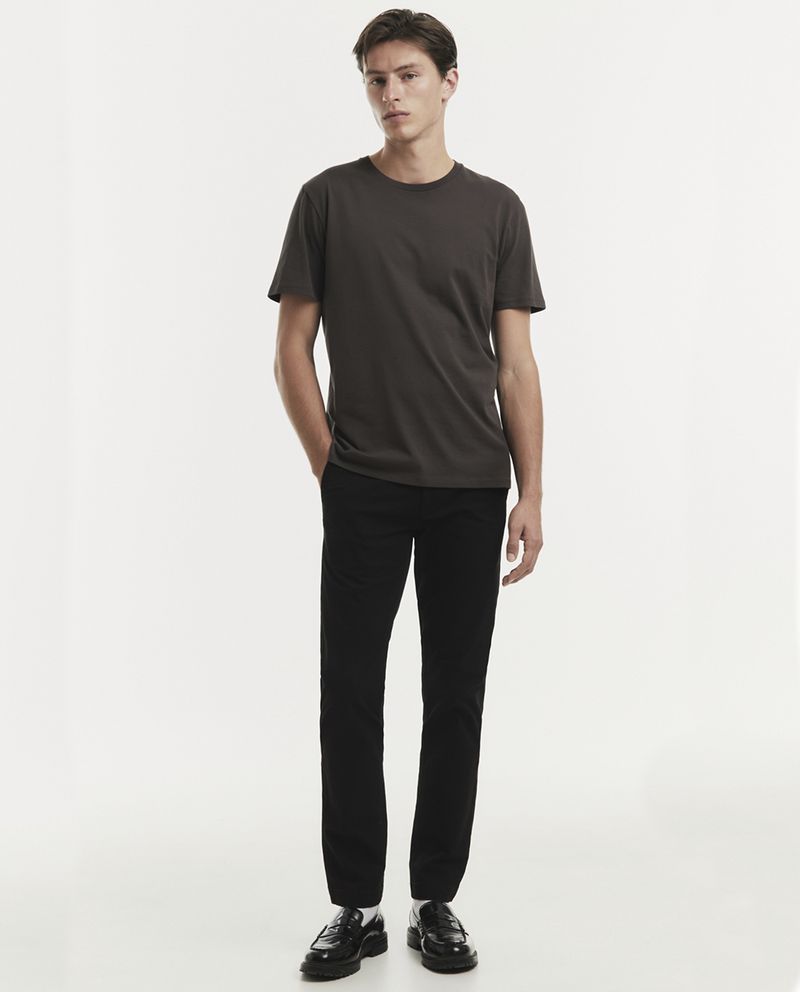 104655582-Camiseta-basica-Sfera-regular-fit-cafe-para-hombre
