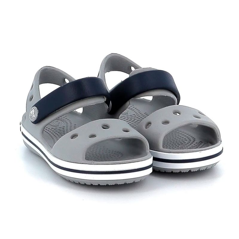 104701799-BLACK-FRIDAY-Sandalia-Crocs-gris-para-niño
