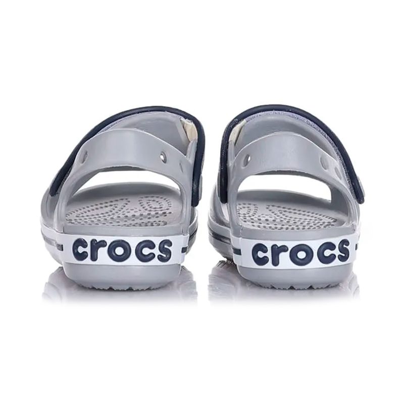 104701802-BLACK-FRIDAY-Sandalia-Crocs-gris-para-niño