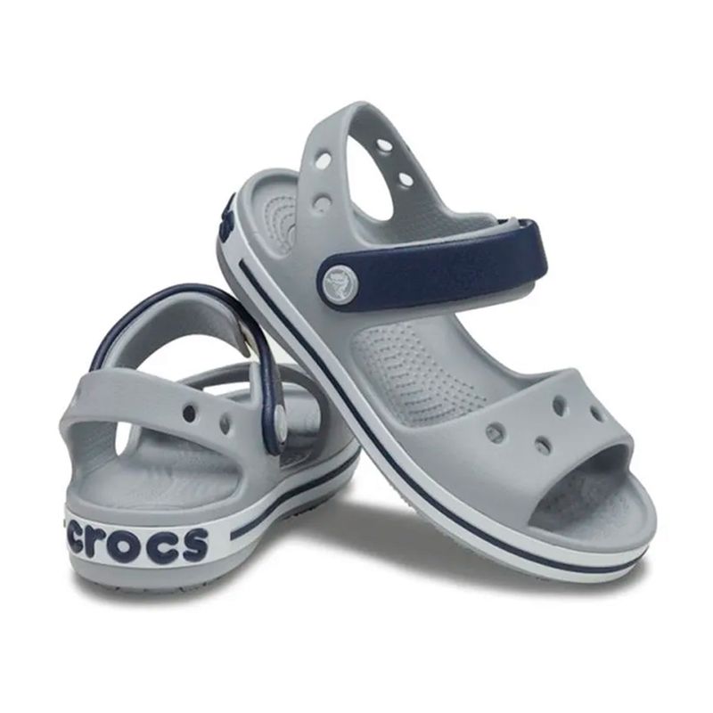 104701799-BLACK-FRIDAY-Sandalia-Crocs-gris-para-niño