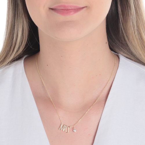 Cadena con dije mrs de brass con baño de oro para mujer