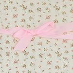 104407908-Frazada-beige-con-estampado-de-flores-para-bebe-niña