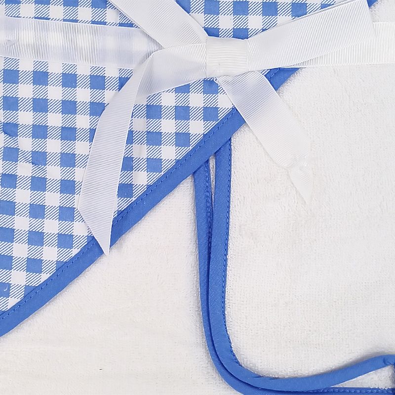 104407914-Toalla-blanca-con-capucha-para-bebe-niño