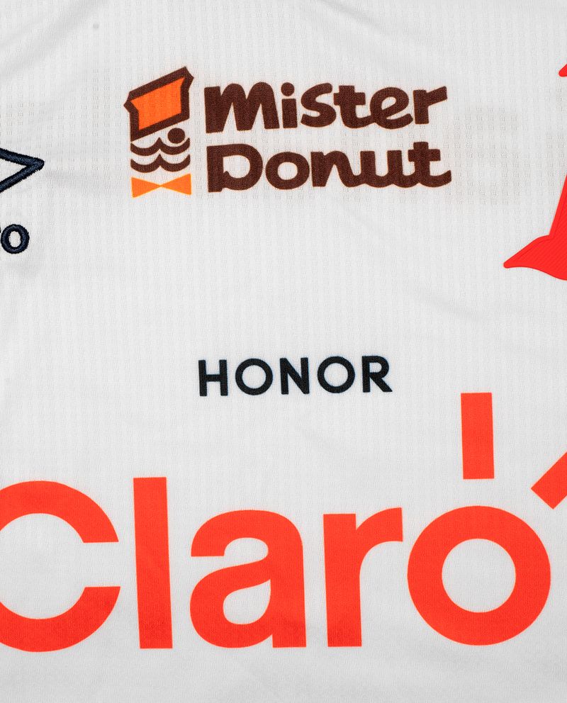 104580083-Camiseta-local-blanca-Umbro-Alianza-2024-25
