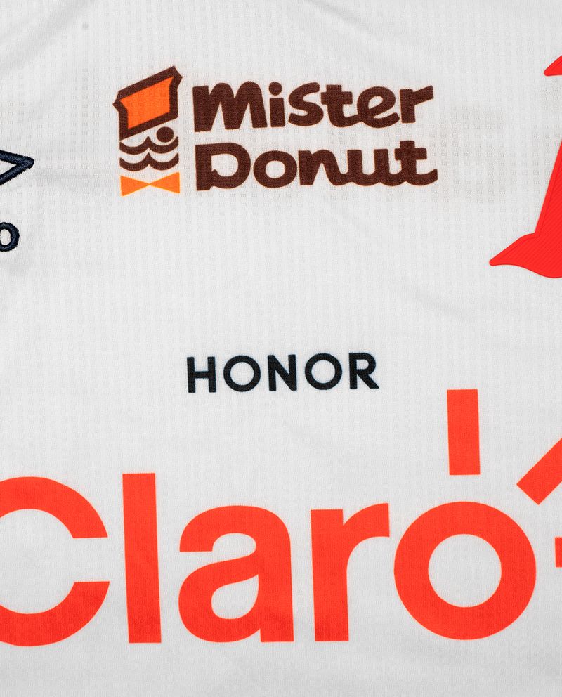 104580089-Camiseta-local-manga-larga-blanca-Umbro-Alianza-2024-25
