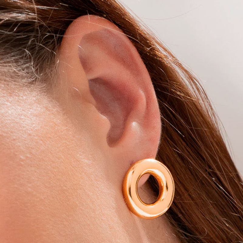 104697718-Aretes-cortos-color-dorado-para-mujer