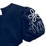 104662464-Vestido-azul-con-estampado-de-flores-para-niña