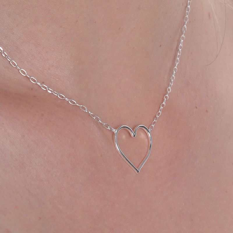 104592658-Cadena-de-plata-con-dije-de-corazon-para-mujer