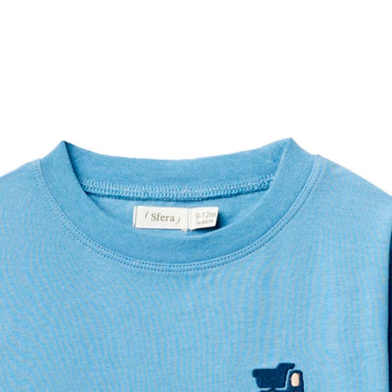104714448-Camiseta-celeste-con-carrito-bordado-para-bebe-niño