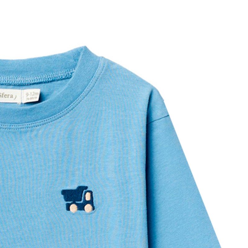104714448-Camiseta-celeste-con-carrito-bordado-para-bebe-niño