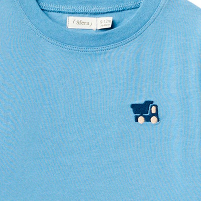 104714448-Camiseta-celeste-con-carrito-bordado-para-bebe-niño