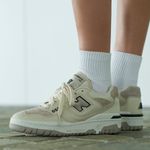 104688089-Zapato-New-Balance-550-casual-color-beige-para-mujer