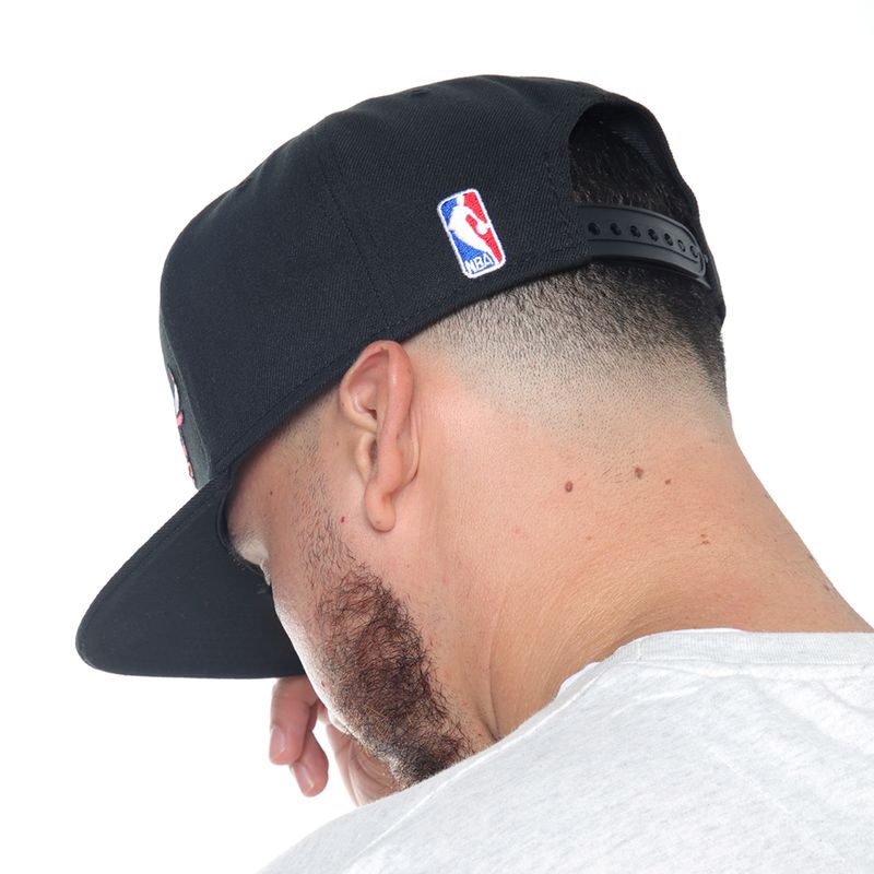 104616783-Gorra-deportiva-NBA-Bulls-negra