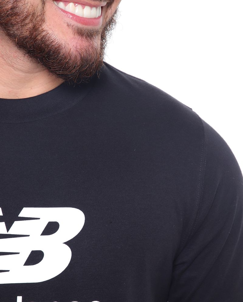 104630361-Camiseta-deportiva-New-Balance-negra-estampada-para-hombre