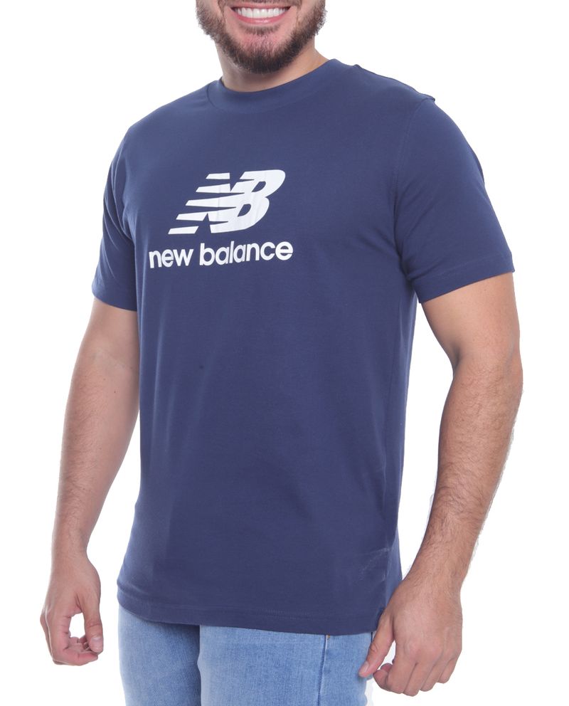 104630364-Camiseta-deportiva-New-Balance-azul-navy-estampada-para-hombre