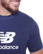 104630364-Camiseta-deportiva-New-Balance-azul-navy-estampada-para-hombre