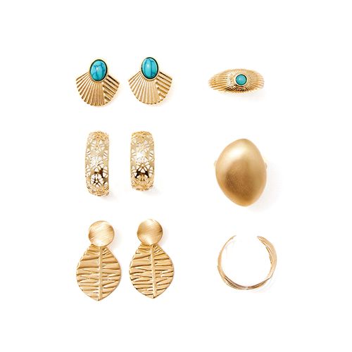 Set de aretes y anillos dorados para mujer