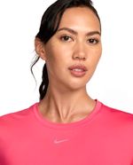 104659754-Camiseta-deportiva-Nike-rosada-manga-corta-para-mujer
