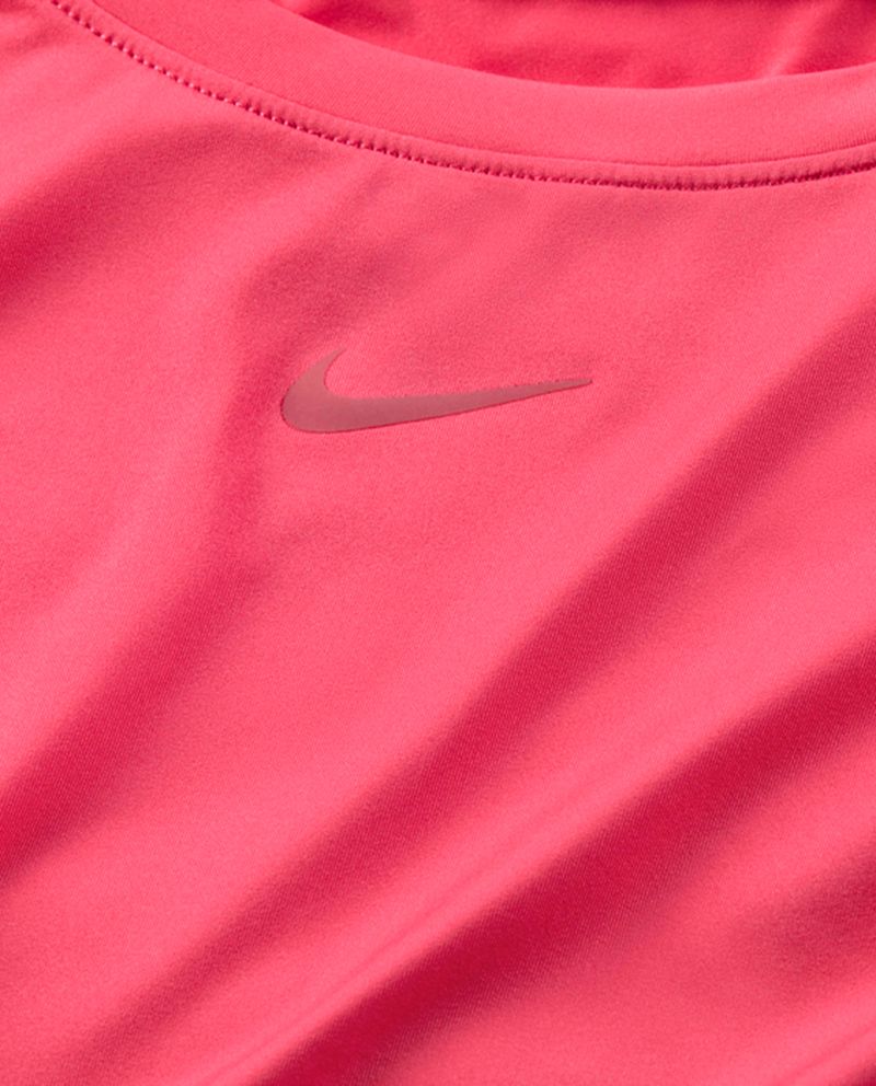 104659754-Camiseta-deportiva-Nike-rosada-manga-corta-para-mujer