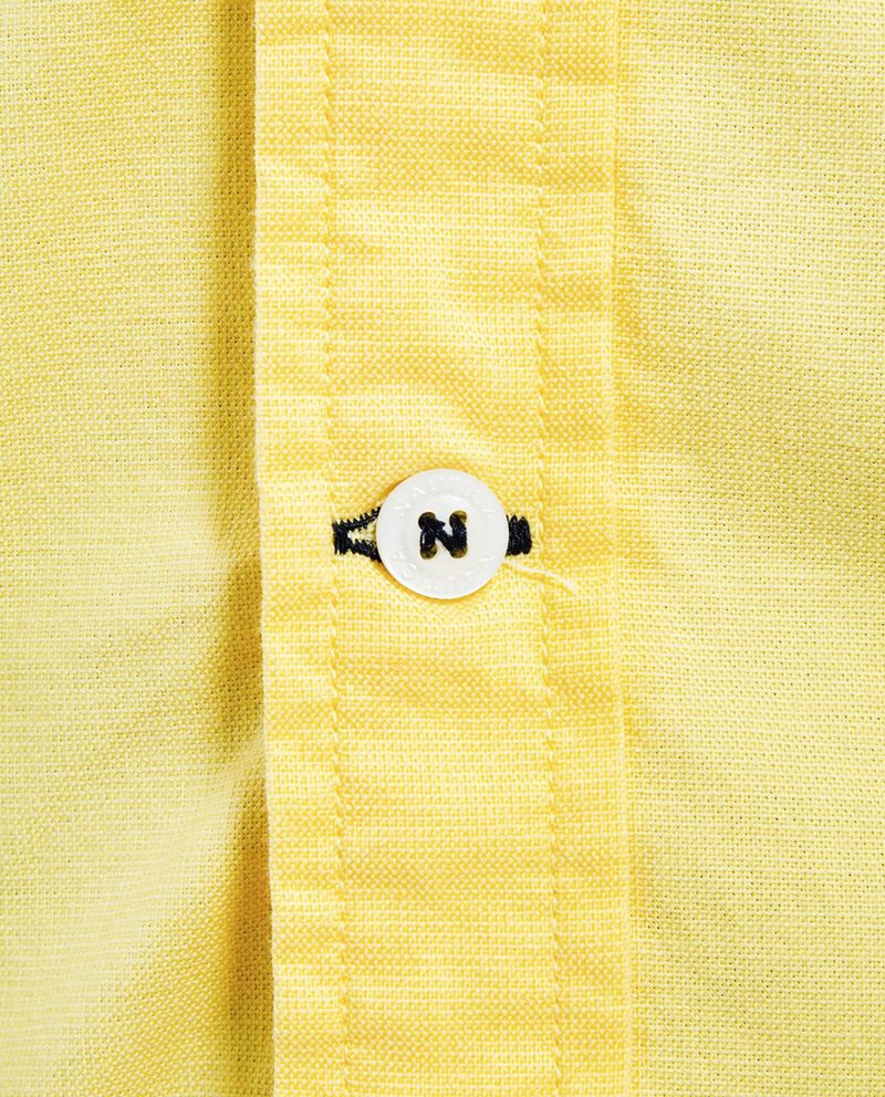 104679804-Camisa-classic-fit-Nautica-amarilla-solida-para-hombre