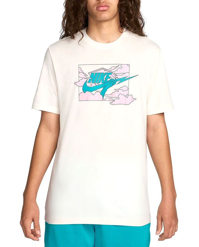 104705055-Camiseta-deportiva-Nike-blanca-estampada-para-hombre