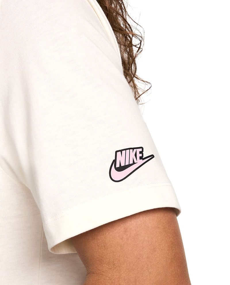 104705055-Camiseta-deportiva-Nike-blanca-estampada-para-hombre