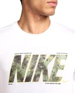 104705059-Camiseta-deportiva-Nike-blanca-estampada-para-hombre