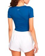 104708800-Camiseta-crop-deportiva-Nike-azul-solida-para-mujer